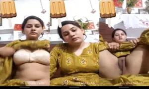 Pakistani Aunty Fingring Her BIG Pussy